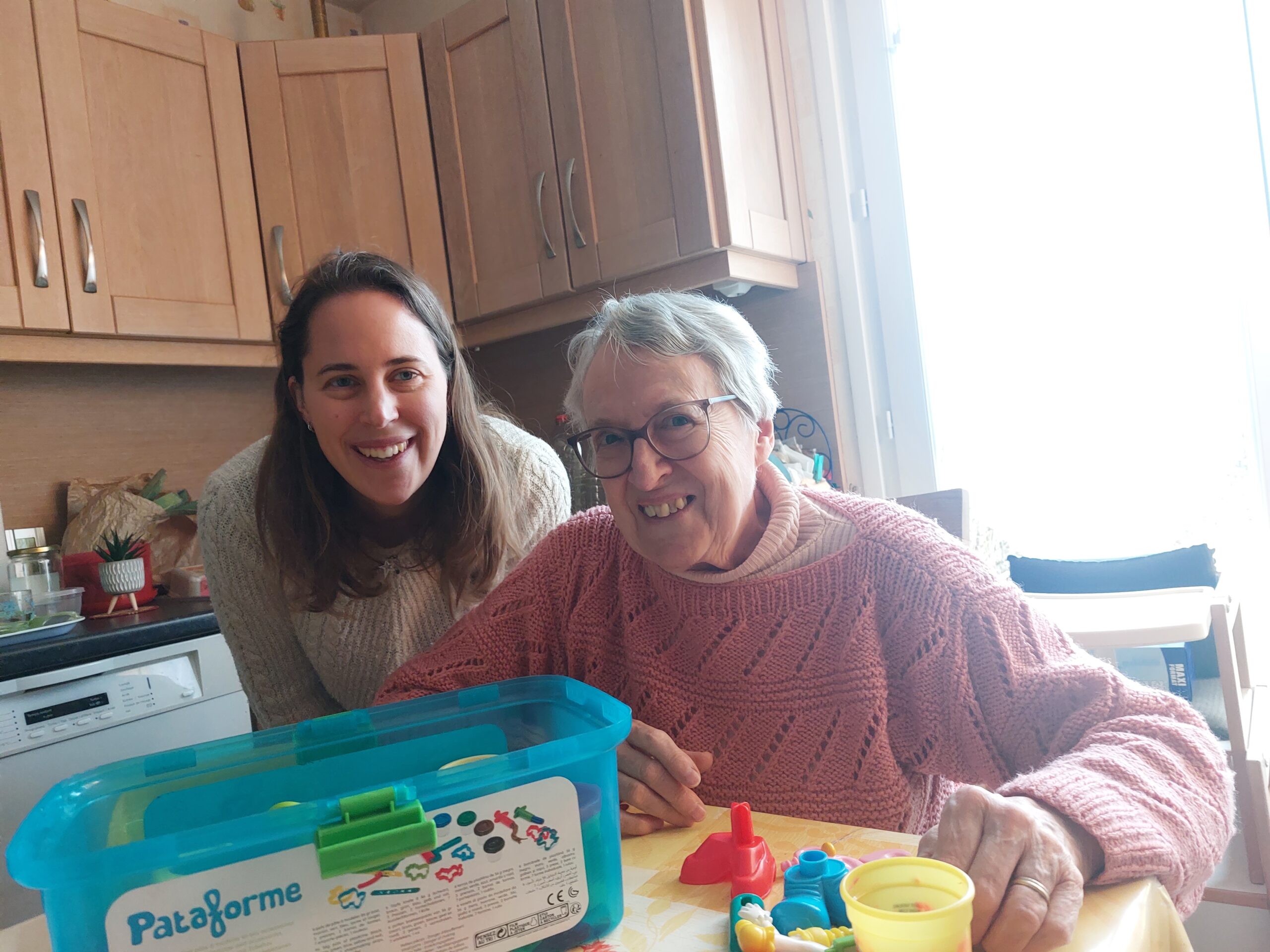 Accompagnement à domicile en fin de vie : une femme aidante et sa mère partagent un moment ensemble chez elles