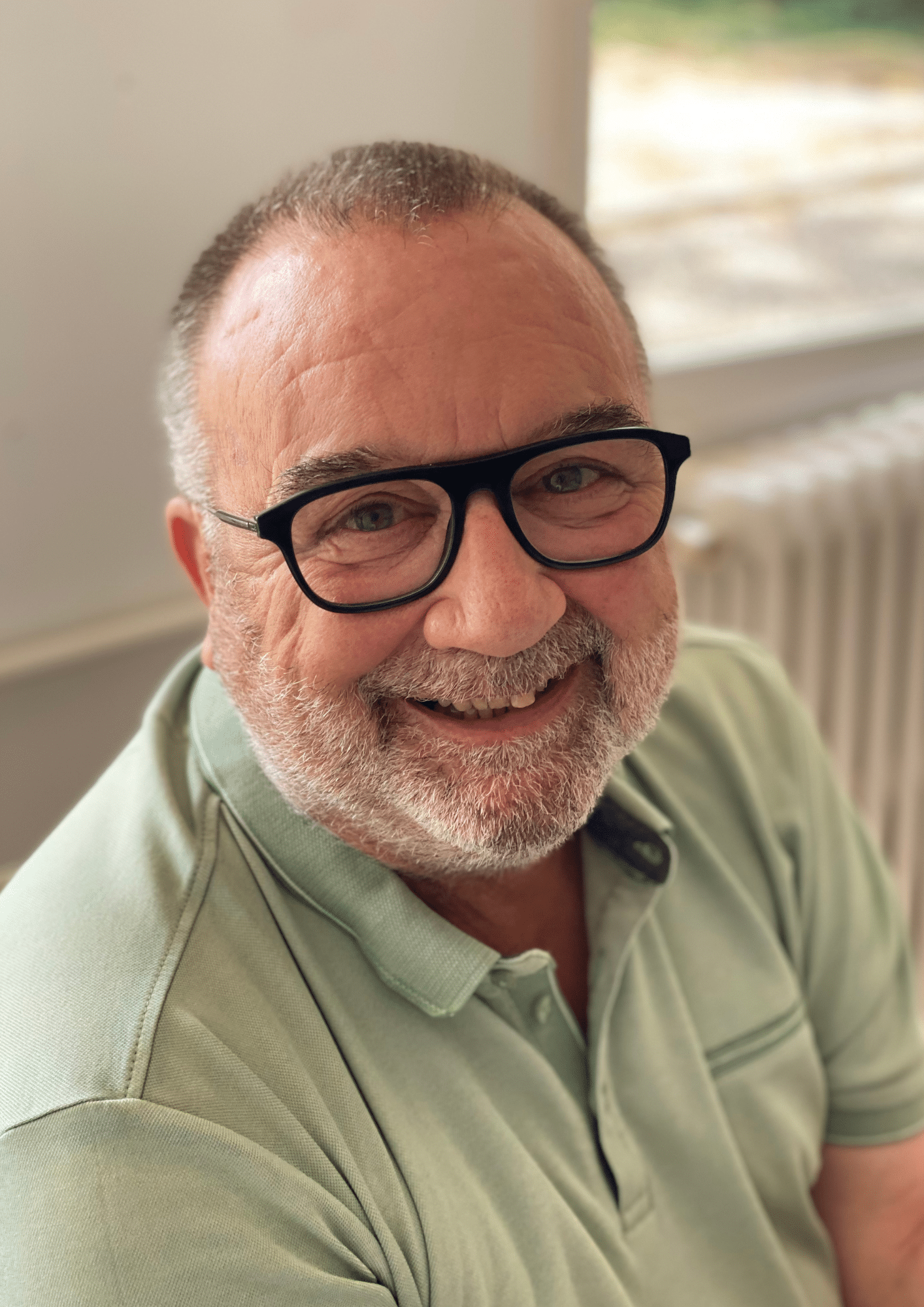 Portrait de Bruno, bénévole Voisins & Soins à Saint-Cloud et Garches, engagé dans l'accompagnement des personnes gravement malades ou en fin de vie.